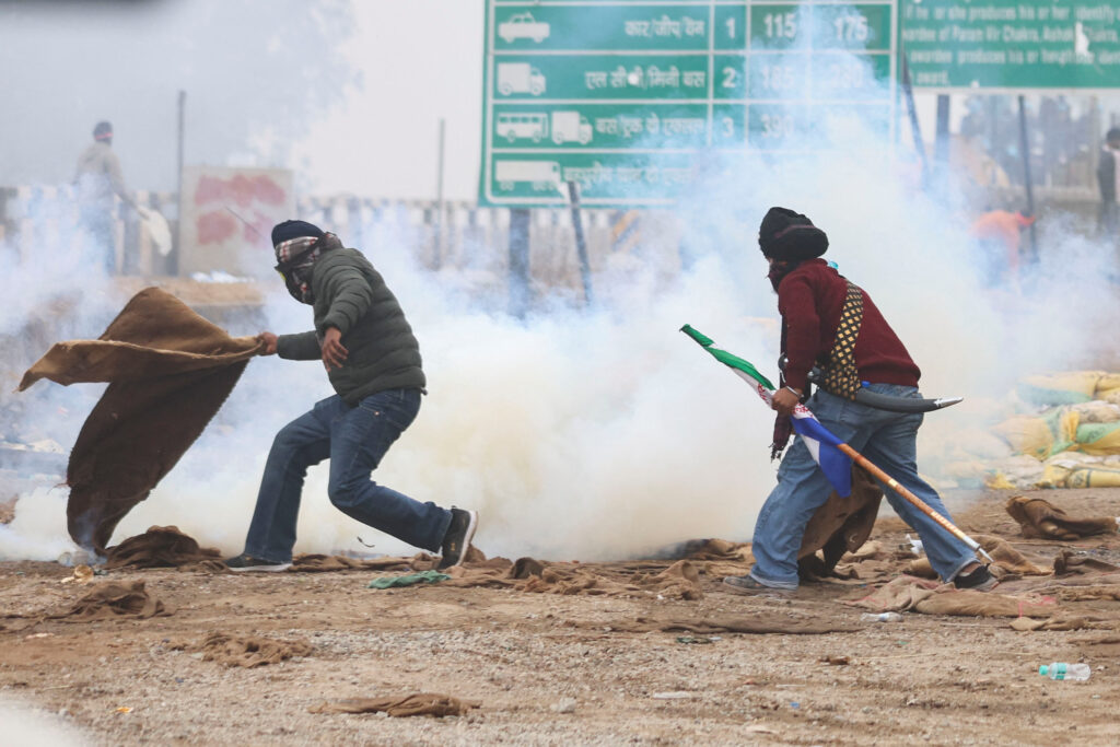 police fires tear gas at farmers protest site